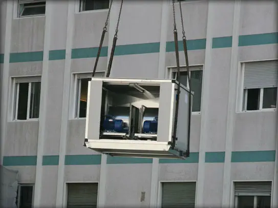 Sollevamento di una unità in cantiere