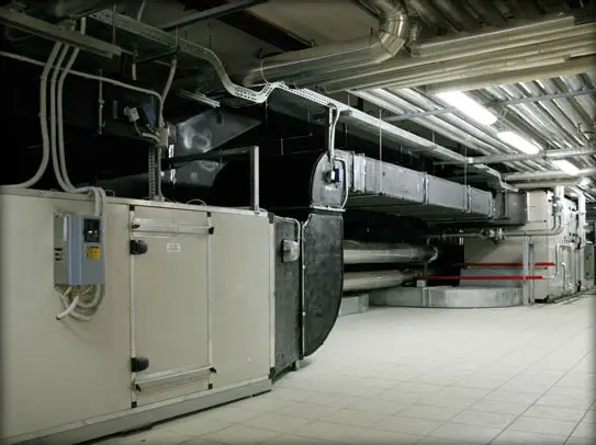 Centrale tecnica con unità e tubazioni